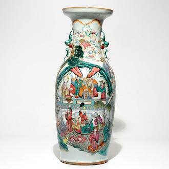 Een grote Chinese famille rose vaas met fijn decor rondom, 19e eeuw