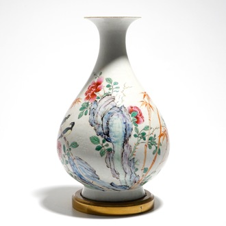 Een Chinese famille rose yuhuchunping vaas met bronzen montuur, Qianlong merk, 19/20e eeuw