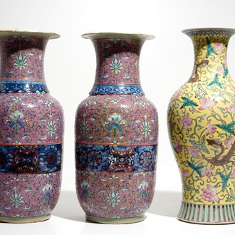 Een paar Chinese famille rose vazen en een vaas met drakendecor op gele fondkleur, 19/20e eeuw