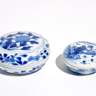 Twee ronde Chinese blauwwitte dekseldoosjes voor zegelpasta, Kangxi