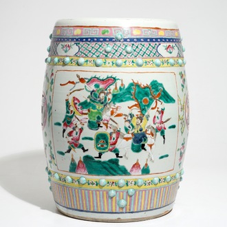 Een Chinese famille rose tuinzetel met decor van strijders, 19e eeuw