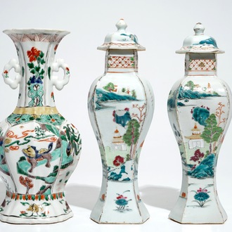 Een Chinese famille verte vaas met mythologische dieren, Kangxi, en een paar famille rose dekselvazen, Qianlong