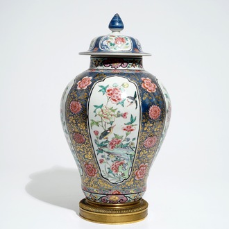 Een Chinese balustervormige famille rose op blauwe fondkleur dekselvaas met bronsmontuur, Yongzheng