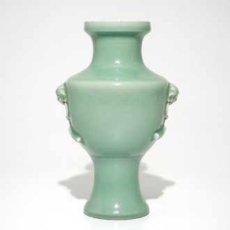 Een Chinese monochrome celadon vaas, Qianlong merk, 19/20e eeuw