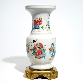 Een Chinese famille rose vaas met figuren, op bronzen voet gemonteerd, Yongzheng