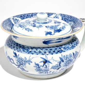 Een Chinese blauwwitte kamerpot met deksel, Qianlong