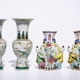Een paar Chinese famille rose wandvaasjes en een paar famille verte yenyen vaasjes, 18/19e eeuw