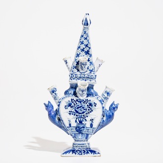 Een blauwwitte Delftse hartvormige pyramidale tulpenvaas, 2e helft 17e eeuw