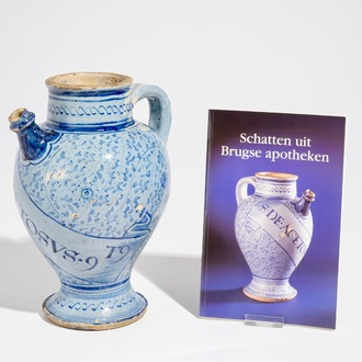 Een siroopkan in Antwerpse majolica met lichtblauwe fondkleur, midden 16e eeuw