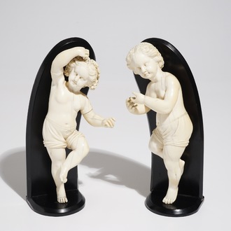 Een paar ivoren figuren van putti, Frankrijk, 18e eeuw