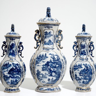 Een garnituur van drie Chinese blauwwitte dekselvazen met landschapsdecor, Qianlong