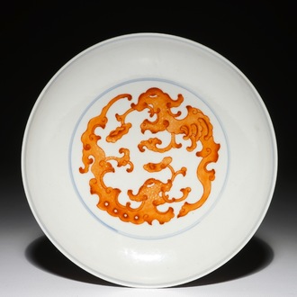 Een Chinees bord in ijzerrood en blauw, Qianlong merk, 19/20e eeuw