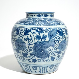 Een Chinese blauwwitte vaas met boeddhistische leeuwen en pioenen, Ming, Wanli