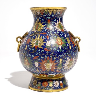Een Chinese cloisonné hu vaas met lotusslingers, Jingtai merk, 19/20e eeuw