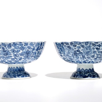 Une paire de bols sur piedouche en porcelaine de Chine bleu et blanc, Kangxi
