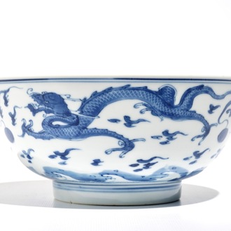 Un bol aux dragons en porcelaine de Chine bleu et blanc, Kangxi