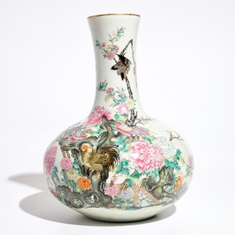 Een fijne Chinese famille rose vaas met vogels, bloemen en vlinders, 19/20e eeuw