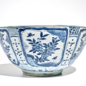Een grote Chinese blauwwitte kraakporseleinen kom met florale vakverdeling, Wanli