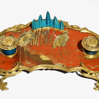 Een Louis XV inktstel met lakwerk en turquoise Chinees porselein gemonteerd in verguld brons, Kangxi en ca. 1740