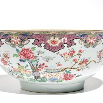 Een grote Chinese famille rose kom met decor van kostbaarheden, Yongzheng