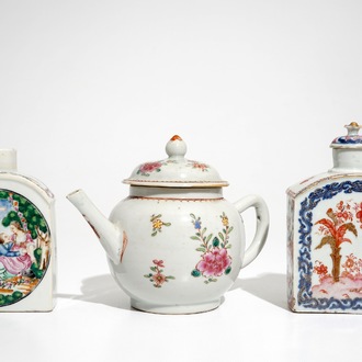 Een Chinese famille rose theepot en twee theebussen, Qianlong
