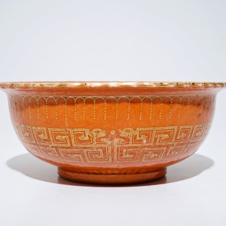 Een Chinese kom met verguld decor op koraal fondkleur, Daoguang merk, 19e eeuw