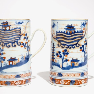 Een paar Chinese Imari-stijl kroezen met landschapsdecor, Kangxi