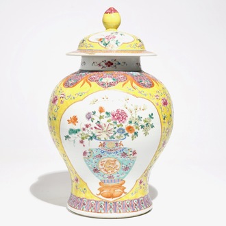 Een Chinese famille rose gedekselde balustervaas met decor van een bloemvaas, 19e eeuw