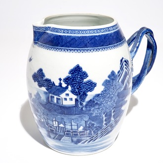 Een Chinese blauwwitte schenkkan met landschapsdecor, Jiaqing