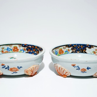 Une paire de bols aux pieds en porcelaine de Chine famille verte, Kangxi