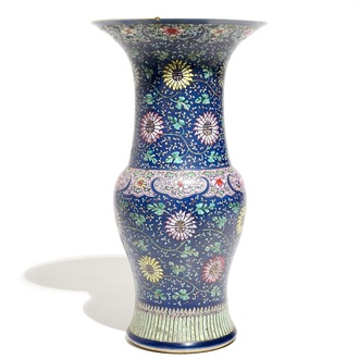 Een Chinese famille rose op blauwe fondkleur yenyen vaas, 18/19e eeuw