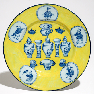 Een zeldzaam Delfts stalenbord met blauwwit decor op gele fondkleur, 18e eeuw