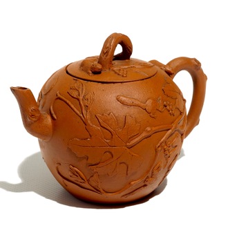 Een Chinese Yixing theepot met eekhoorns en druivenranken in reliëf, Kangxi