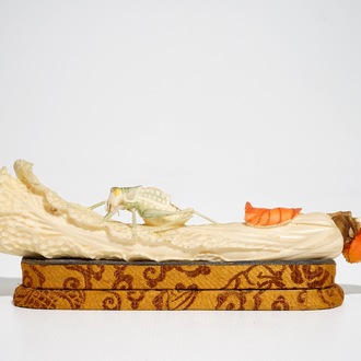 Un groupe en ivoire polychrome d'un cricket sur un chou, début du 20ème