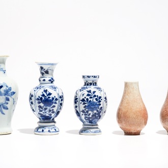 Vijf Chinese blauwwitte en koperrode miniatuurvaasjes, Kangxi