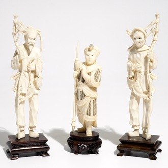 Drie Chinese ivoren figuren op houten sokkels, 1e helft 20e eeuw