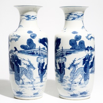 Een paar Chinese blauwwitte rouleau vazen, Kangxi merk, 19/20e eeuw