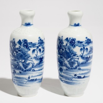 Een paar Chinese blauwwitte vazen met landschapsdecor, Qianlong merk, Republiek, 20e eeuw