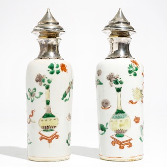 Une paire de vases en porcelaine de Chine famille verte aux montures en argent, Kangxi