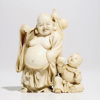Un groupe en ivoire de Bouddha avec un garçon, signé, fin du 19ème