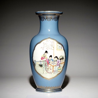 Een Chinese vaas met famille rose decor op lavendelblauwe fondkleur, Qianlong merk, Republiek, 20e eeuw