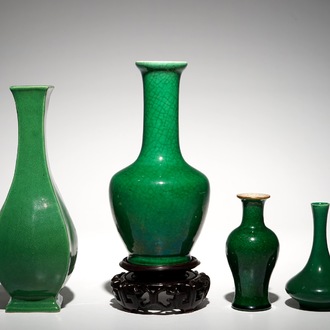 Vier diverse Chinese monochrome groene vazen, 19/20e eeuw