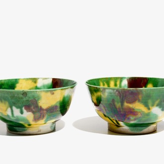 Une paire de bols en porcelaine de Chine de type épinards et oeuf, anc. coll. Auguste le Fort, Kangxi