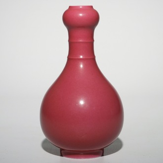 Een Chinese monochrome roze vaas, Yongzheng merk, 19/20e eeuw