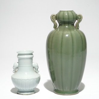 Twee Chinese monochrome vazen in celadon en Qingbai-stijl, 19/20e eeuw
