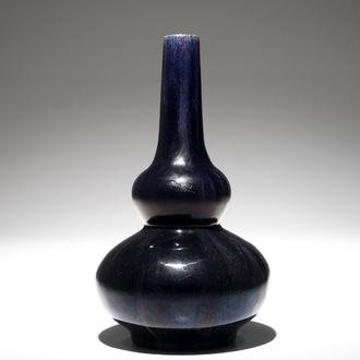 Een Chinese monochrome indigo kalebasvaas, 19/20e eeuw