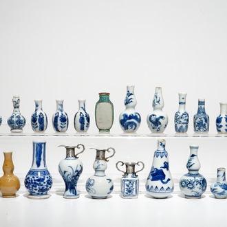Een lot met drieëntwintig Chinese miniatuur- of poppenhuisvaasjes, veelal Kangxi