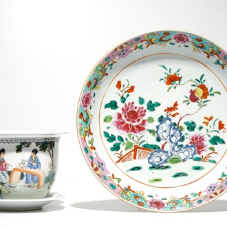 Een Chinese florale famille rose schotel en een famille rose cachepot op onderschaal, 18e en 20e eeuw