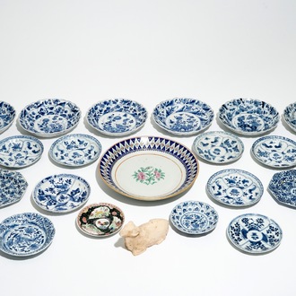 Een lot van eenentwintig Chinese bordjes, vnl. Kangxi, en een model van een ram, Han dynastie