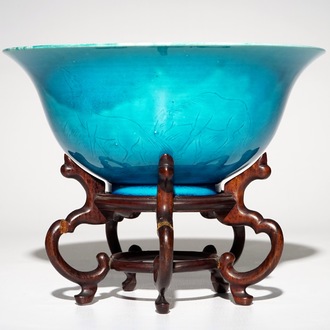 Een Chinese monochrome turquoise kom met onderglazuur decor van paarden, Kangxi merk, 19/20e eeuw